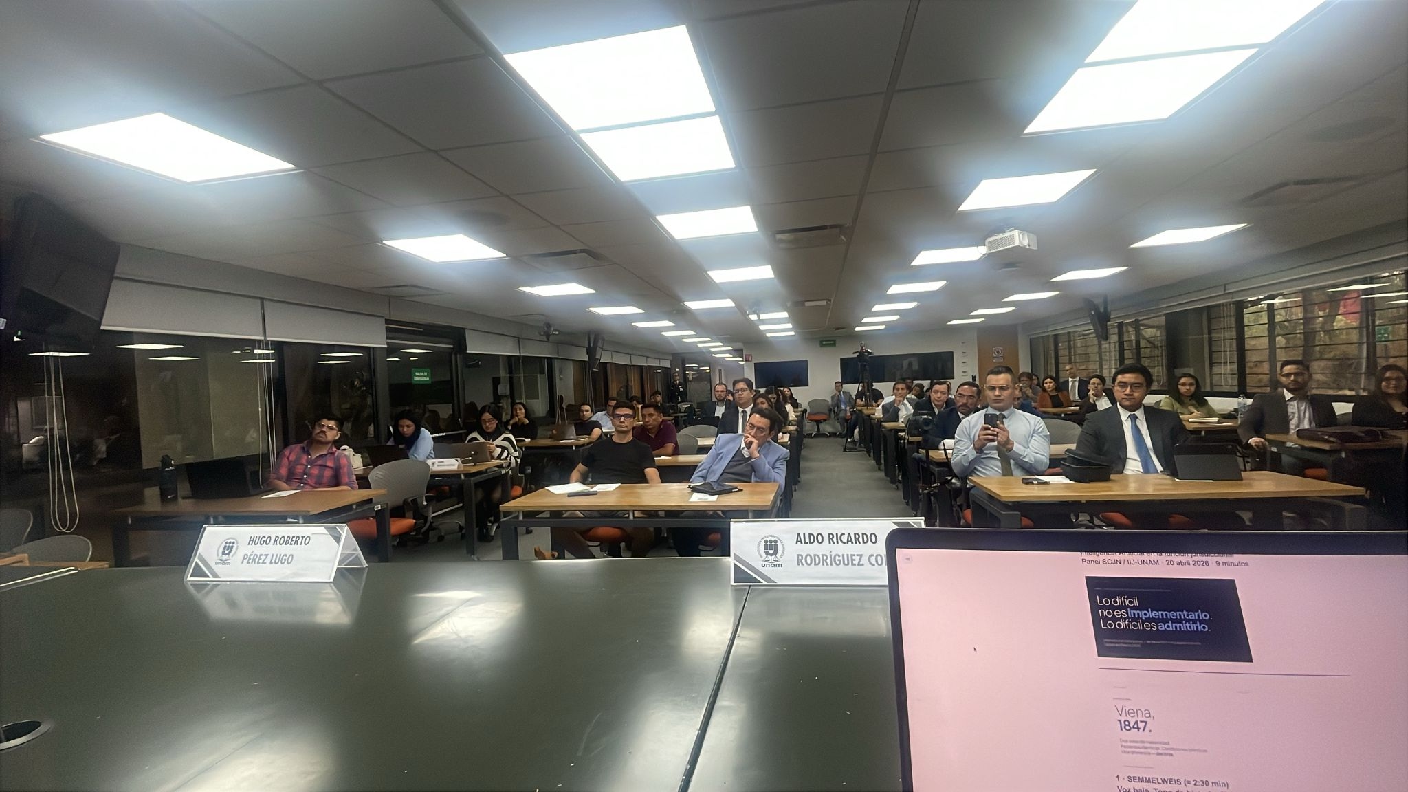 Sesión presencial en el IIJ-UNAM.